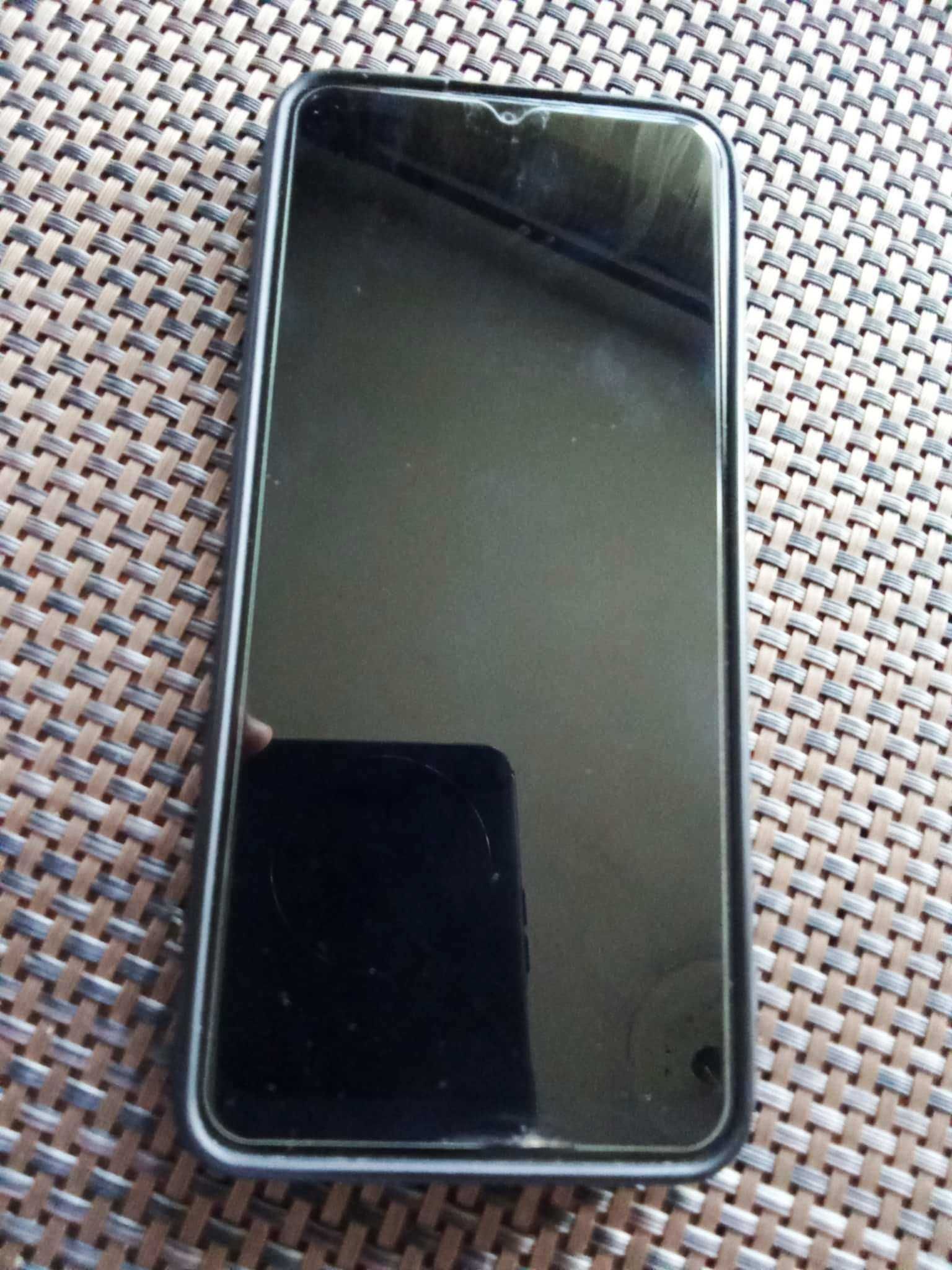 Телефон TCL 305 за две карти с кейс и защитно стъкло