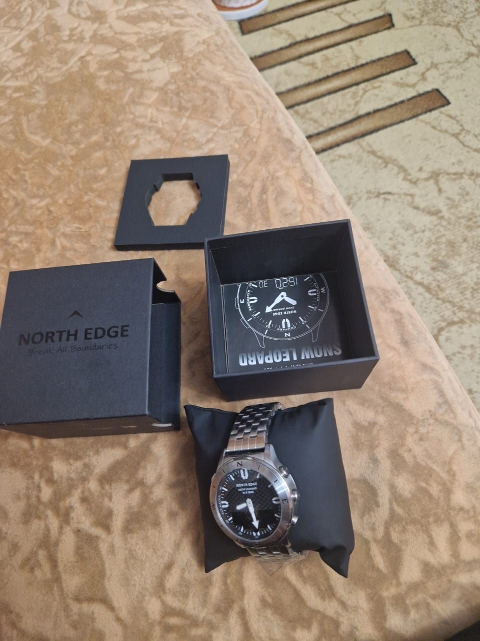 Продам часы новые North Edge