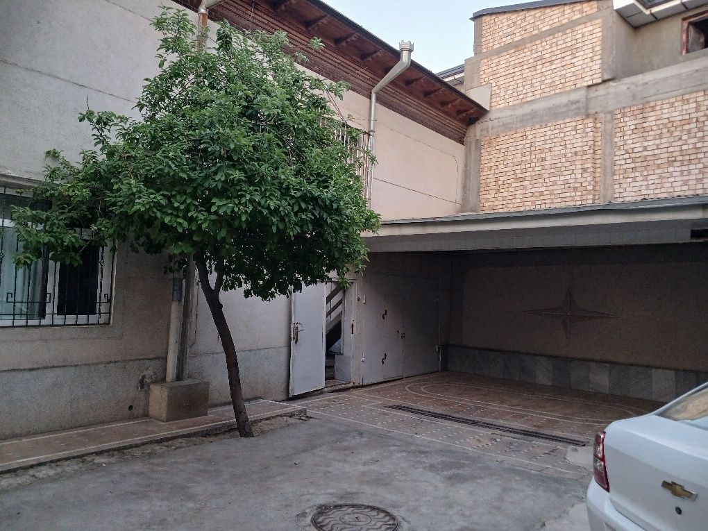 Uchtepa tumani Aziz ota masjidi oldida hovli sotiladi