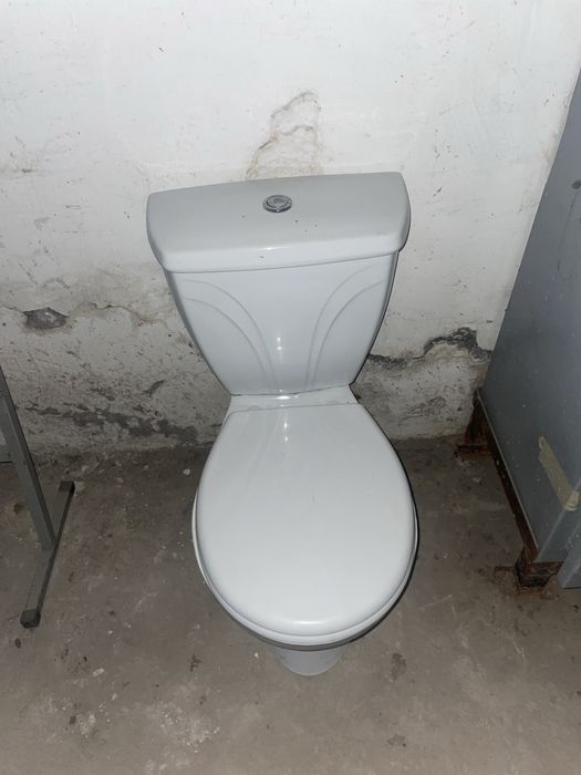 Продам унитазы с бочком