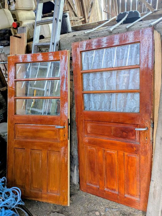 Vând 4 uși cu 30 de lei bucata