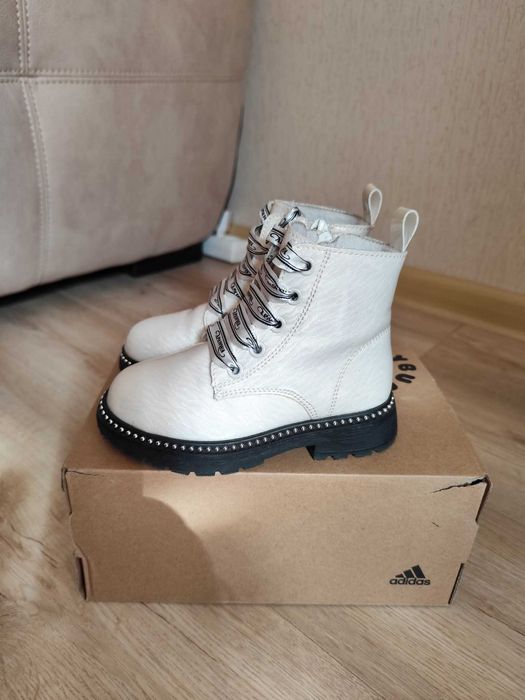 Детски бели боти от лак