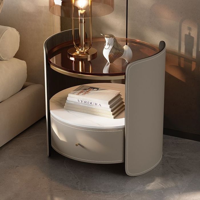 Кровать двуспальная привозная с тумбочками. В наличии