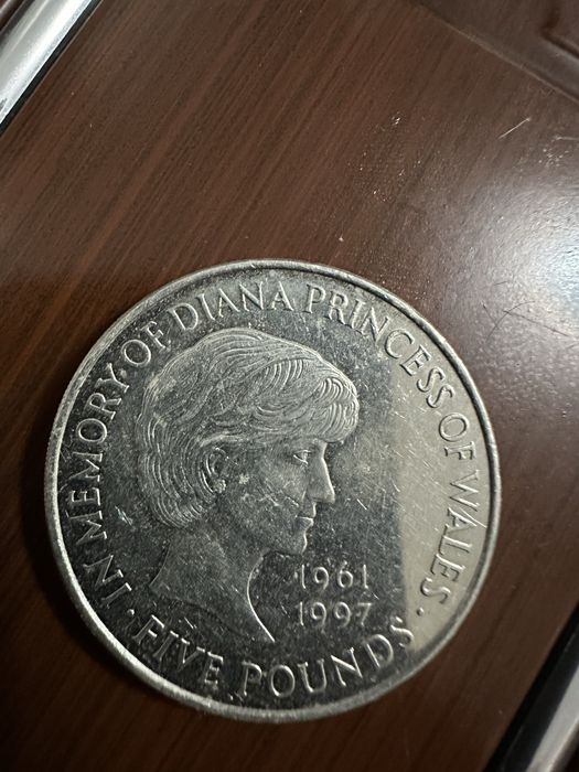 Vand 2 monede five pounds