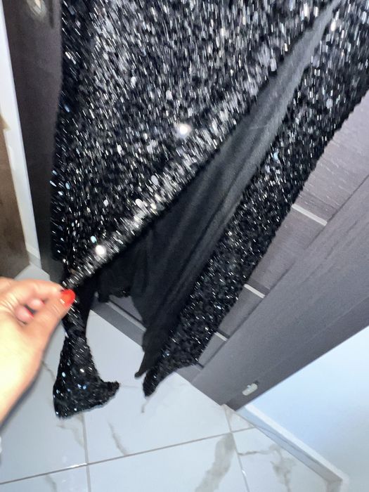 Продавам черна рокля с блестящ ефект за повод