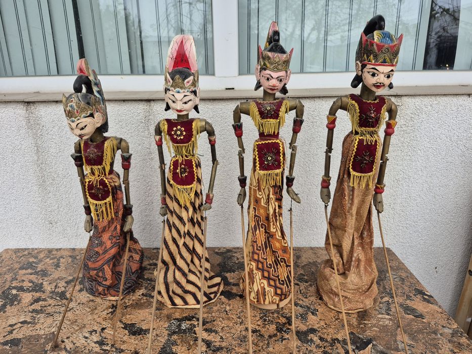 Vând 4 papuse statuiete lemn,scluptate pictate manual ,made Indonezia