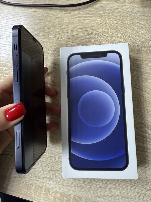 Продаю IPhone 12