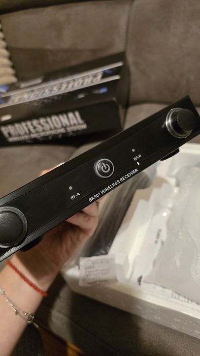 Професионален безжичен микрофонен комплект BK901 –