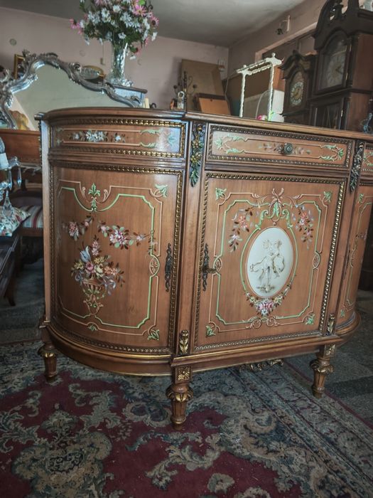 Красив рисуван комод.