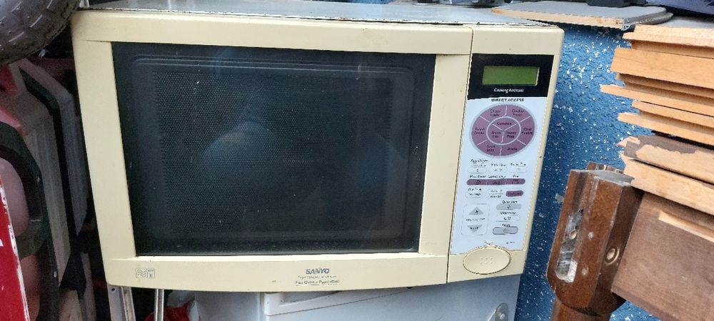 Продавам микровълнова фурна 3 в 1