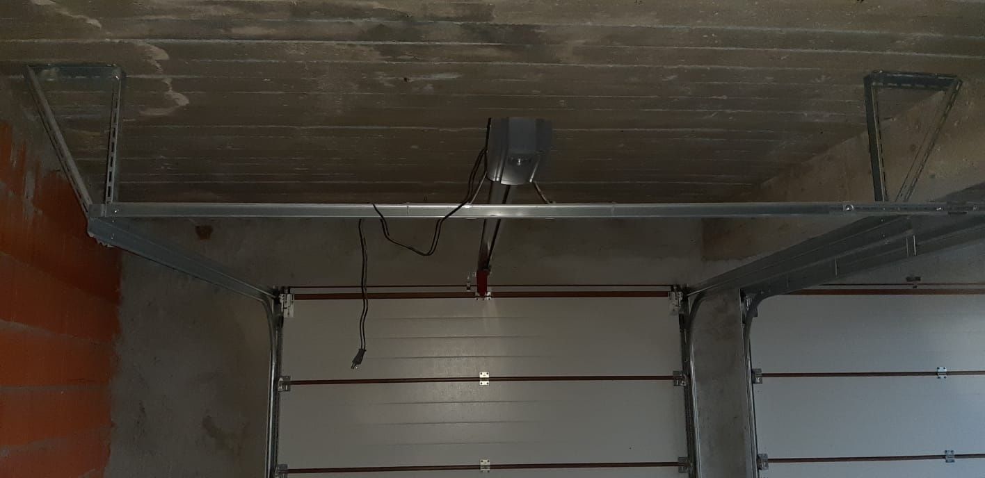 Usa garaj sectionala manuala și electrica