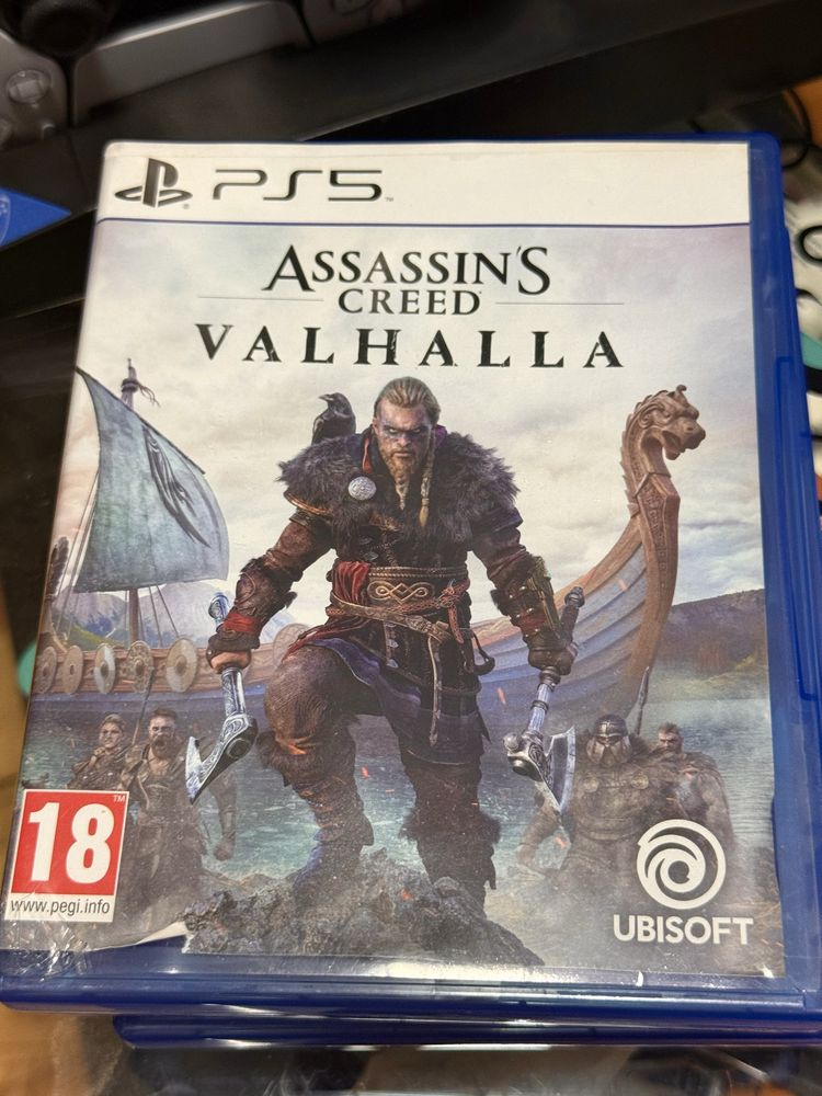 PlayStation 5. Върви със 2 джойстика,слушалки и игрите.