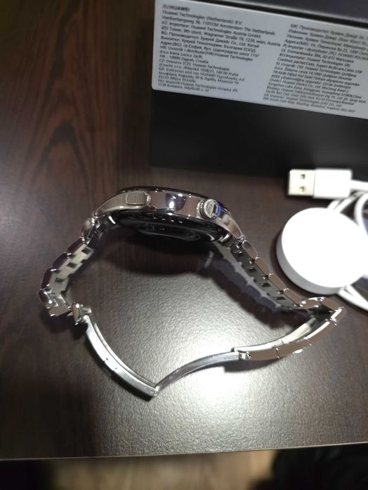 Часовник Huawei Watch 3