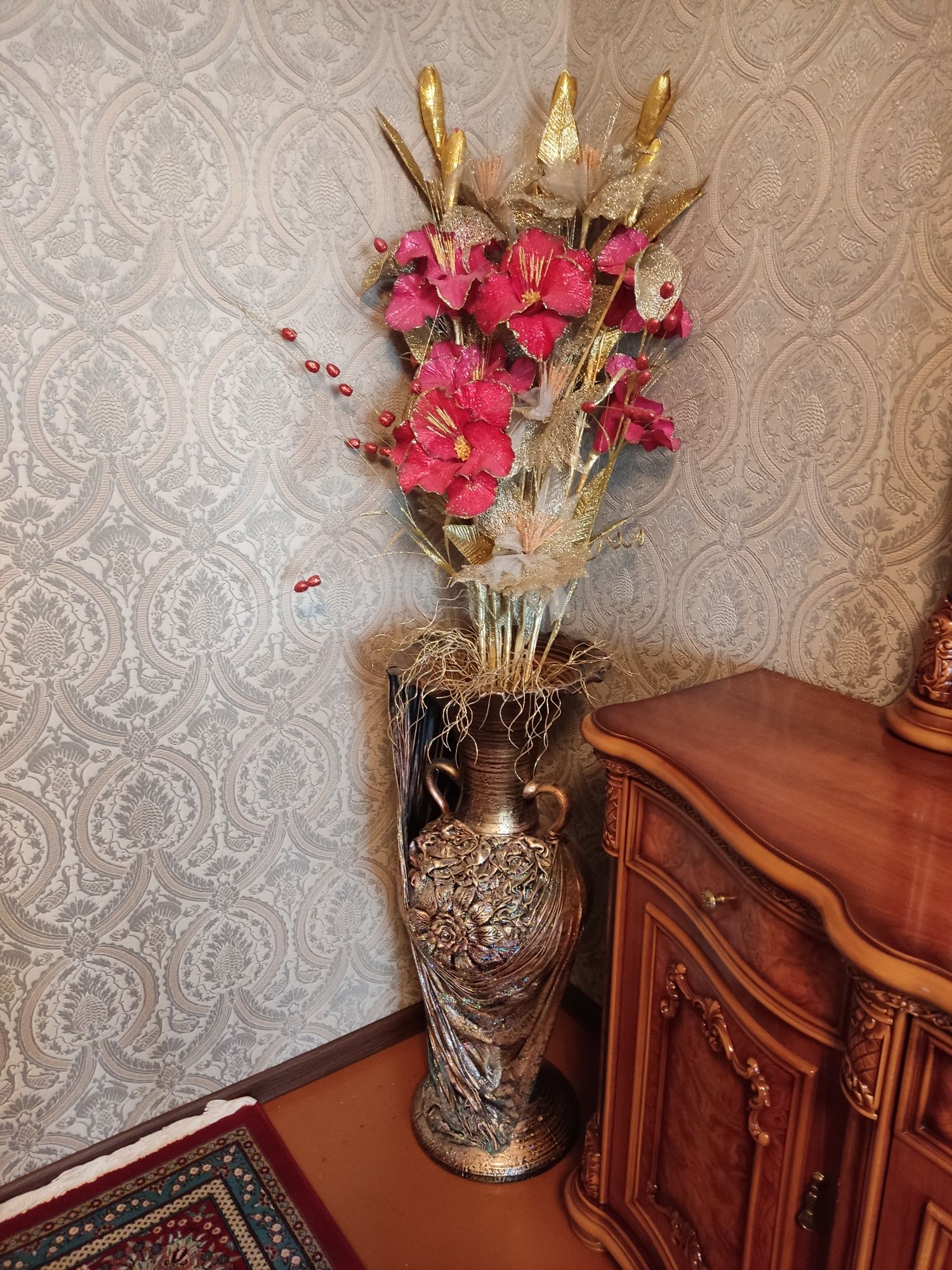 Ваза комнатная с цветами