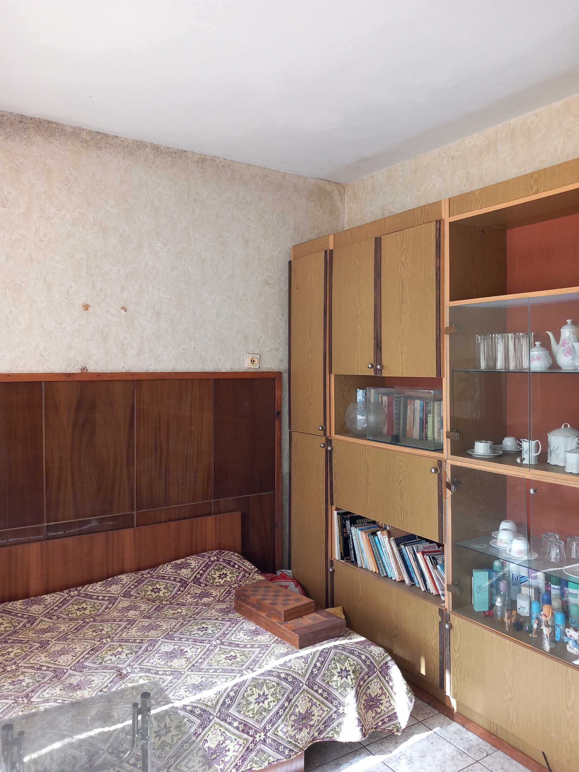 Продава къща - близнак в село Пиперков чифлик.