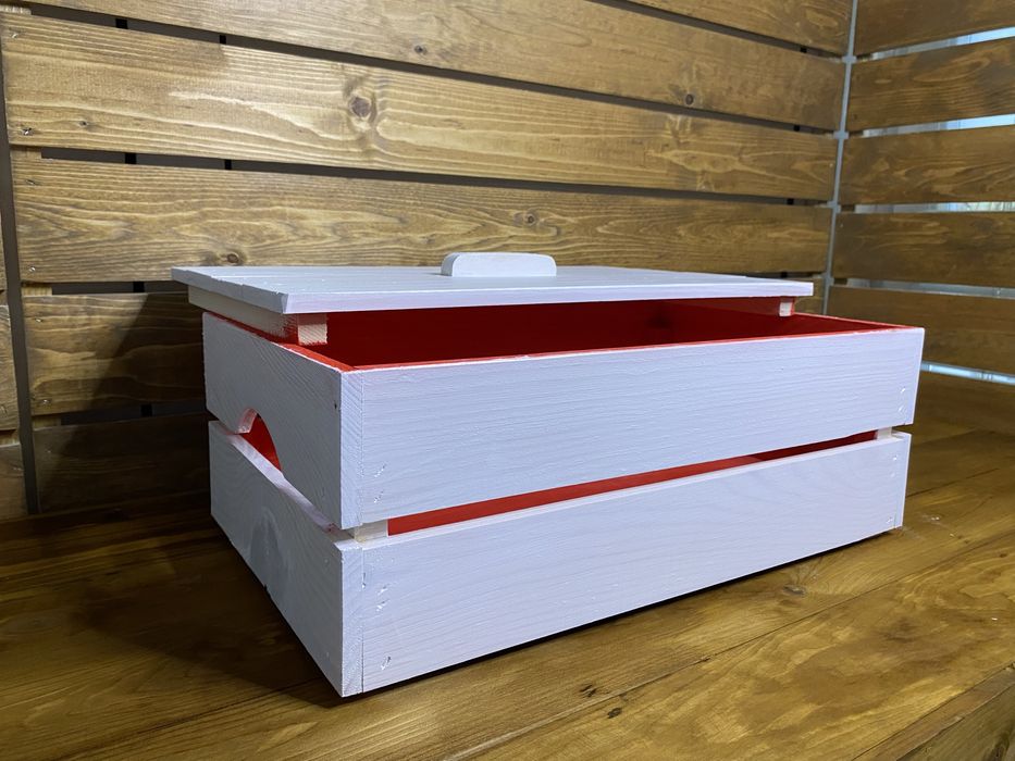 Бяло-червена декоративна дървена щайга с капак