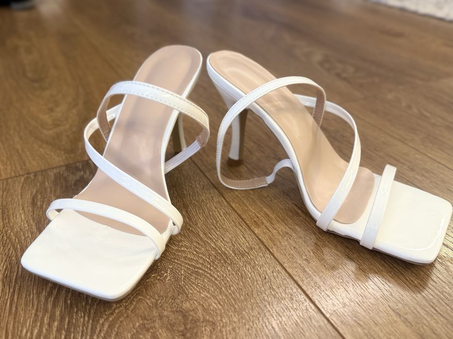 Бели обувки на ток