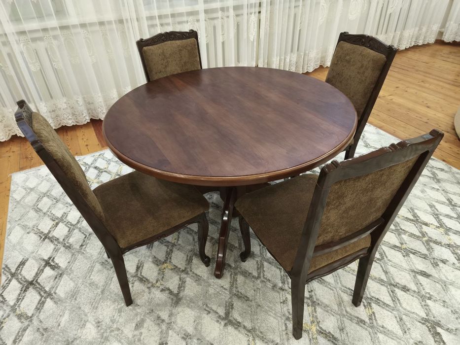 Обеденный стол и стулья