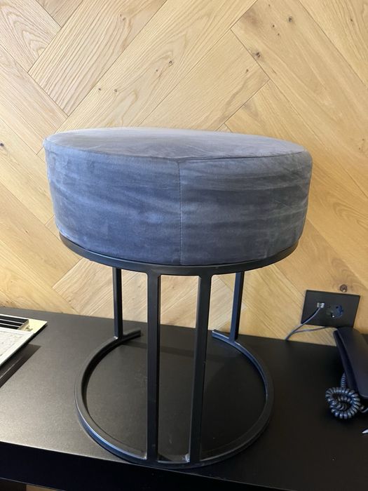 Табуретка с метална основа
