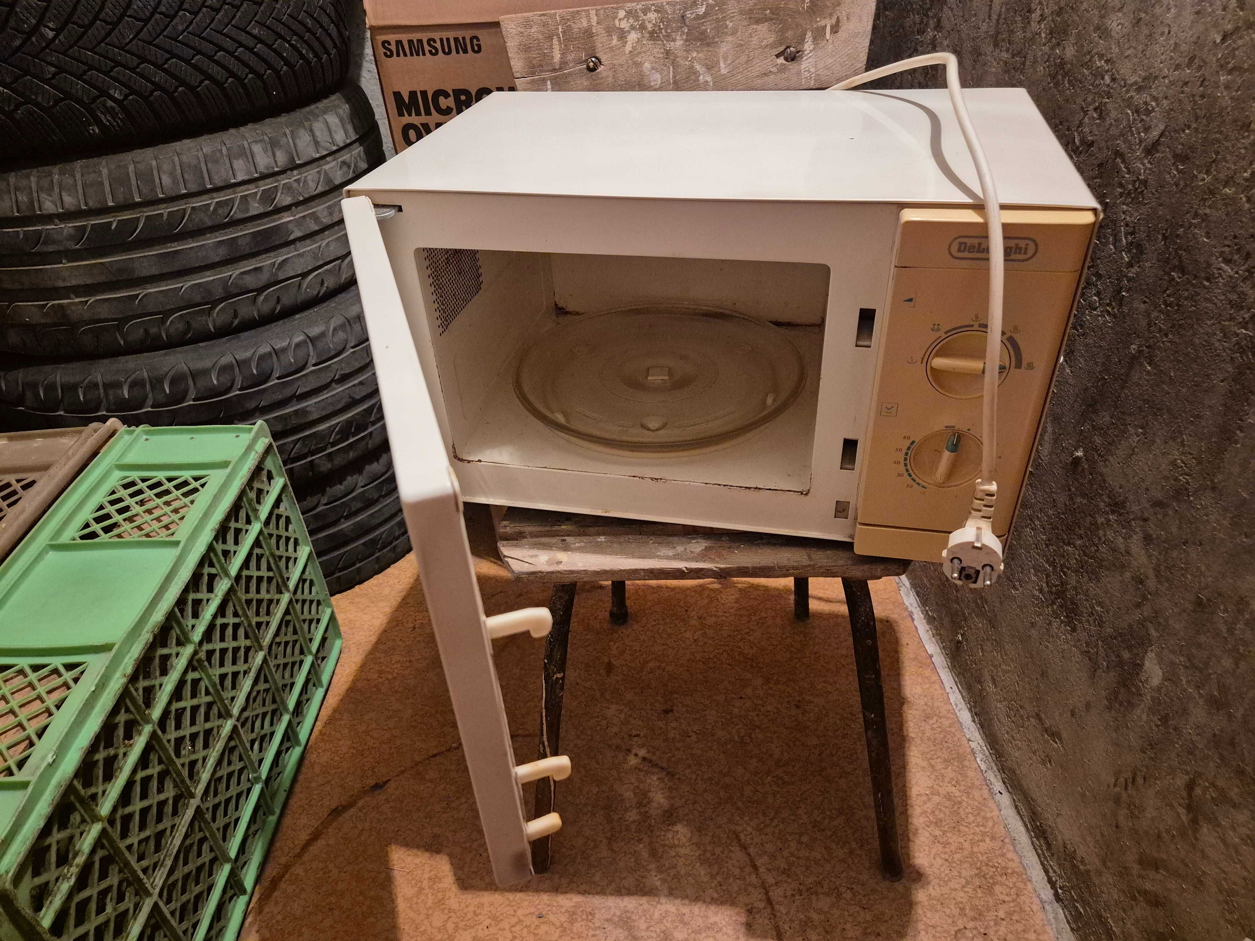 Микровълнова фурна DeLonghi
