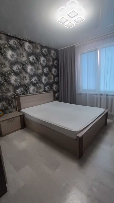 Продам двухспальную кровать, матрас и две тумбы