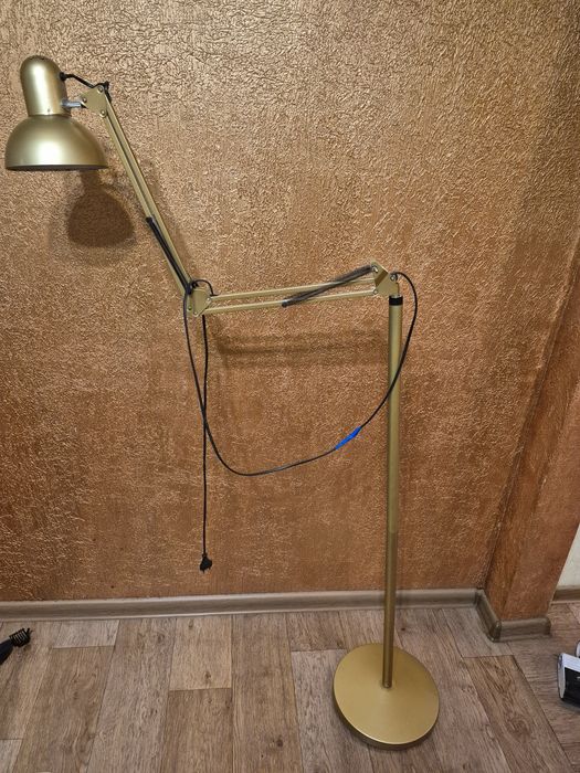 Светильник напольный .