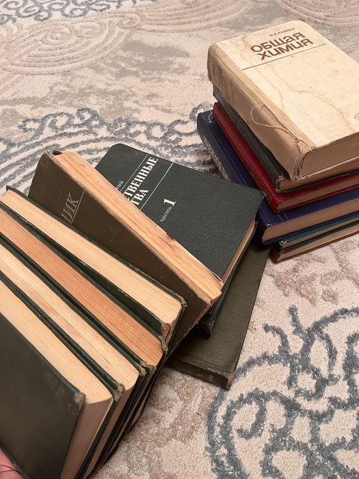 Срочно продаю  медкнижки и книұи про пчеловодство