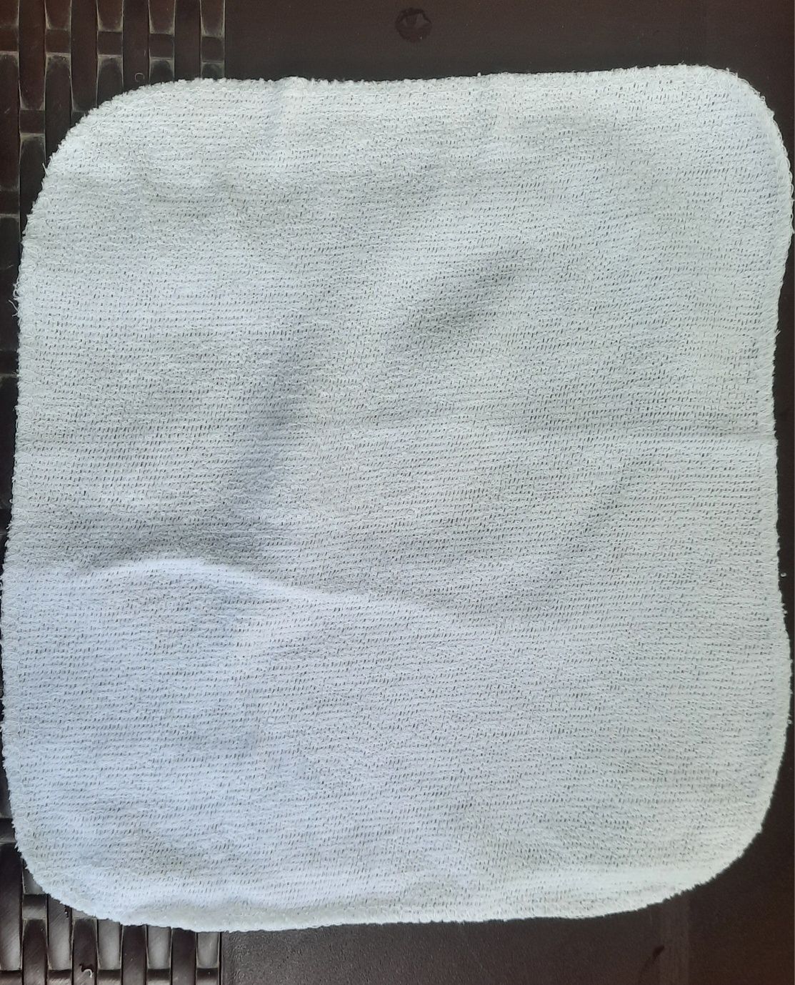 Одноразовая салфетка из ХБ. 22.5×22.55 см.
