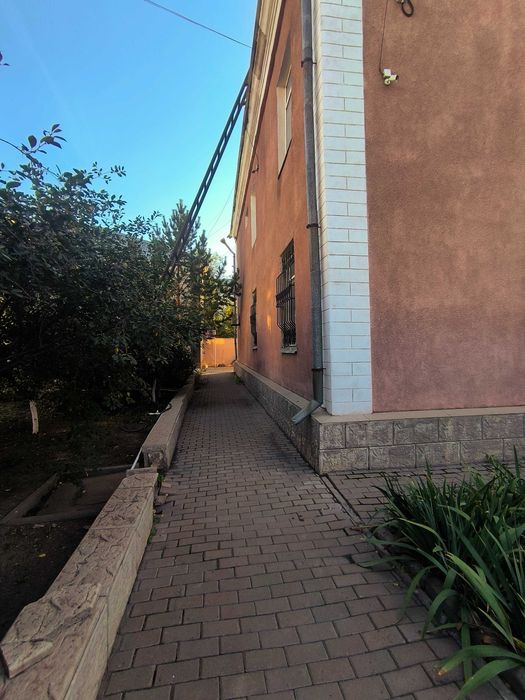 Продается дом с отдельно стоящим  гаражом и огородом.