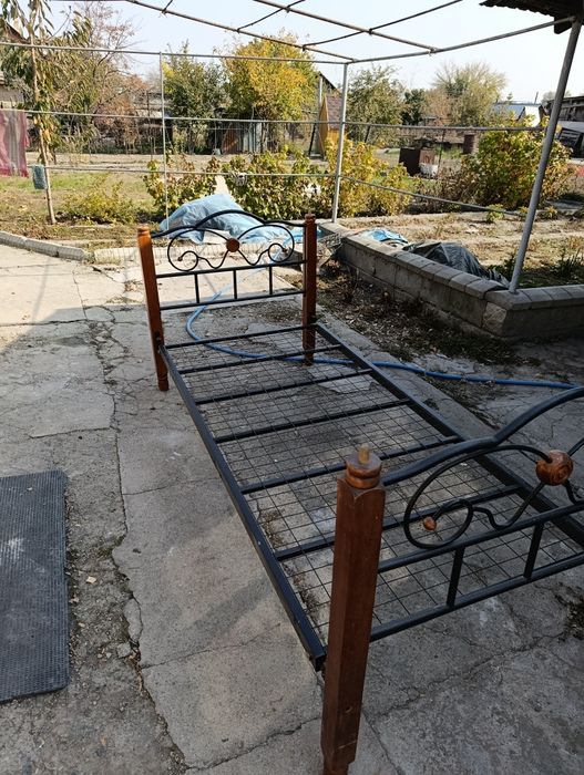 Продам кровать полуторка