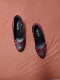 Обувки на ток цвят бордо