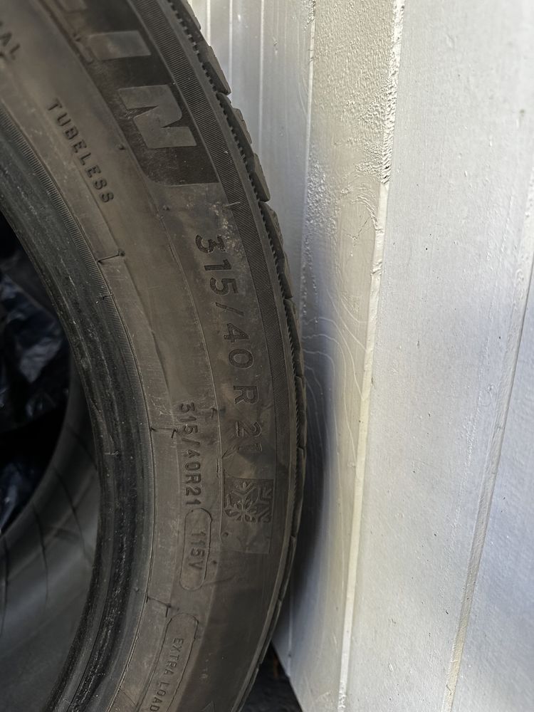 Зимни гуми 4 бр. Michelin 315/40/21 на един сезон