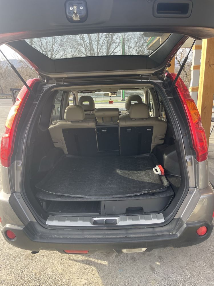 Продавам автомобил Nisaan X-Trail