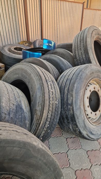 Продам шины на тягач , прицеп