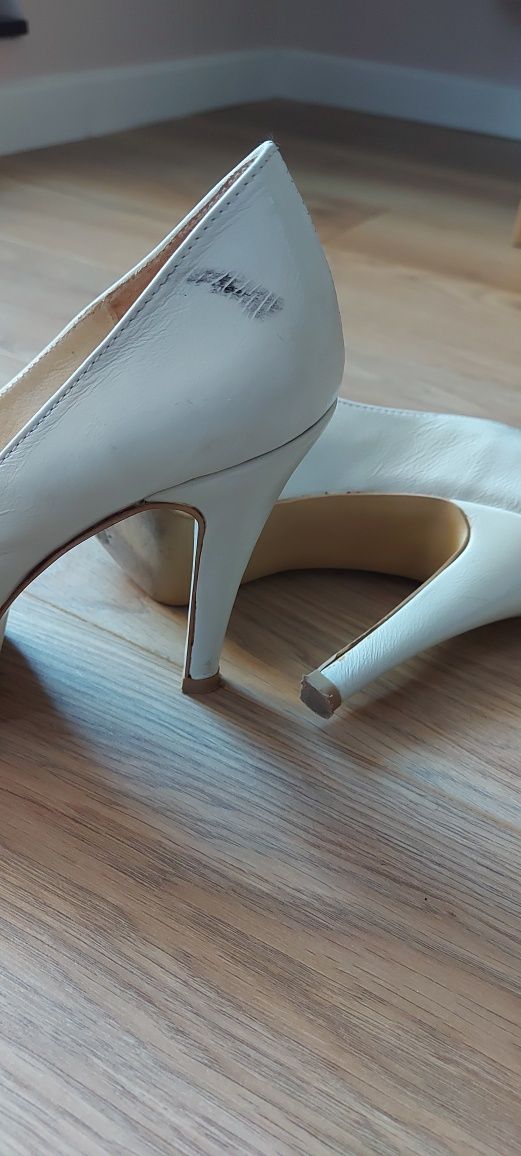 Бели обувки от естествена кожа