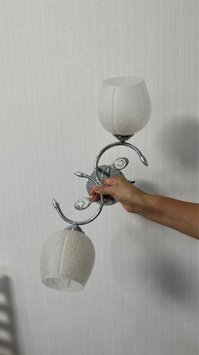 Продам люстру на 2 ламочки