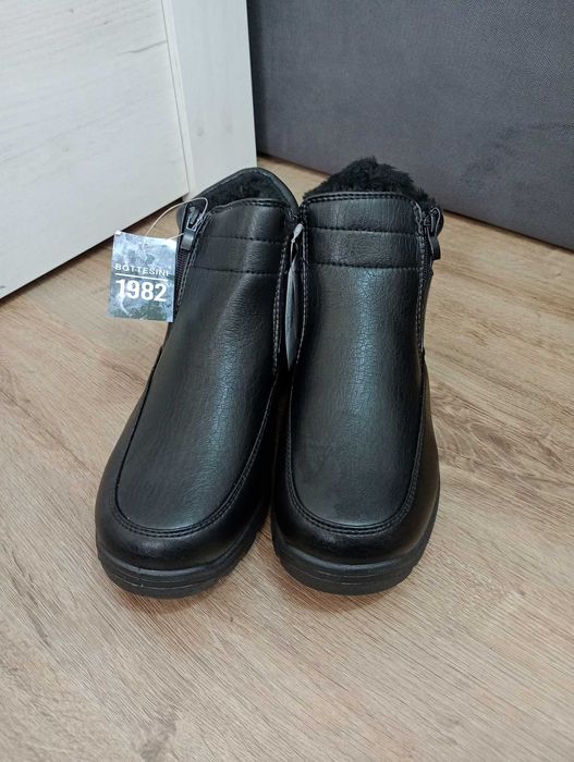 Vând ghete bărbătești.