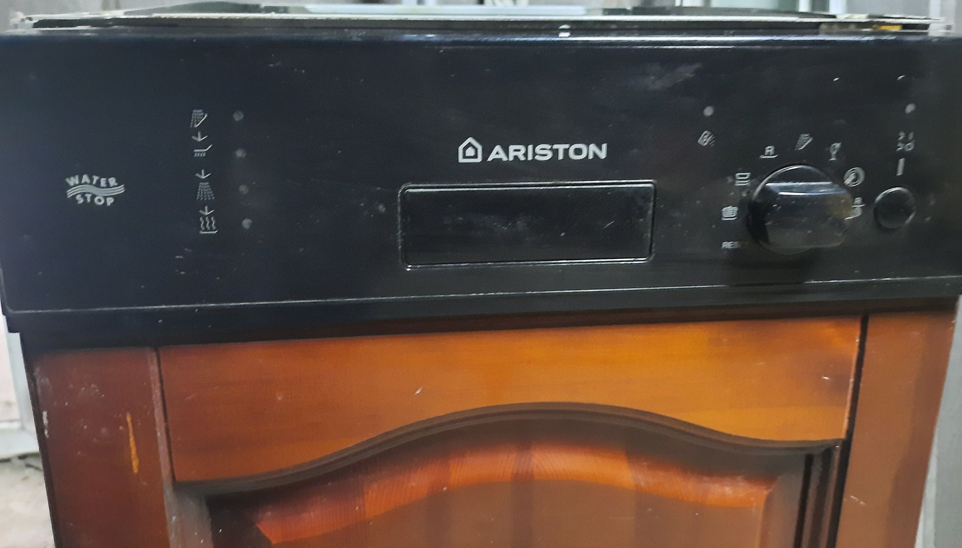 Встраиваемая посудомоечная машина Ariston