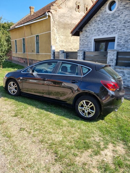 Opel Astra J Turbo 140 CP 2011