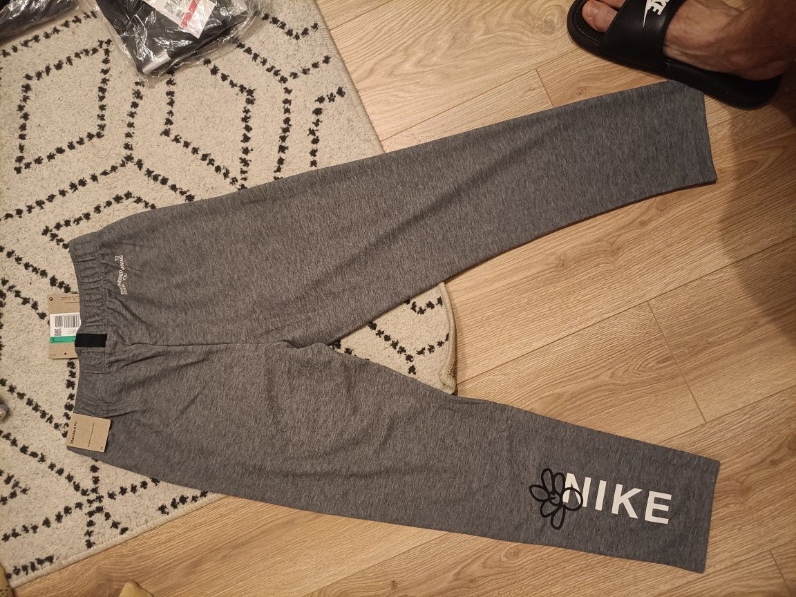 Pantaloni Nike marime xl copii 158-170 cm