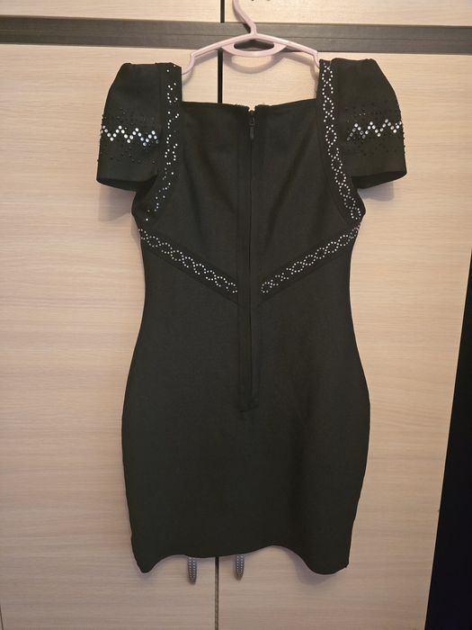 Коктейлна черна рокля по тялота с камъчета