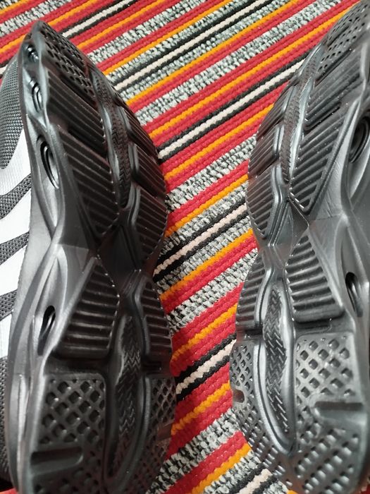 Adidasi bombeu muncă