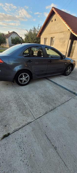 Vând mitsubishi lancer