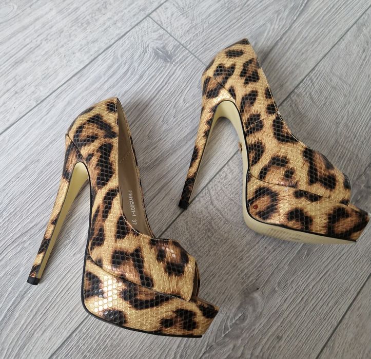 Pantofi cu toc și platforma noi