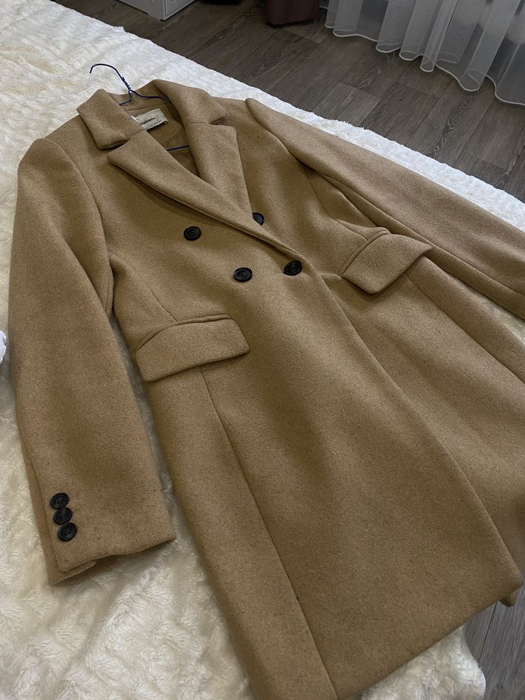 Продам пальто Stradivarius