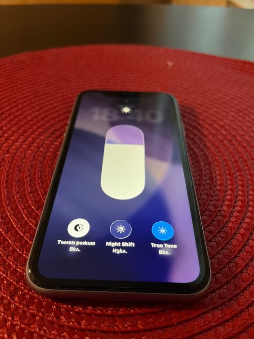 iPhone 11 лилав + 15 калъфа + 5 протектора – отлично състояние