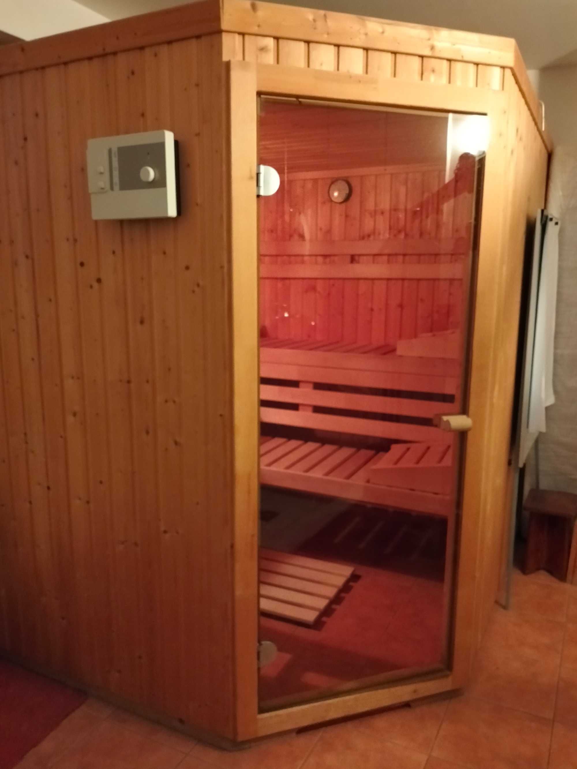 Sauna Domo din lemn masiv - completa - utilizată foarte puțin