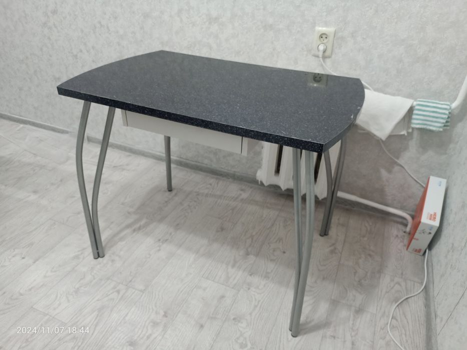 Кухонный стол, окуратный , удобный