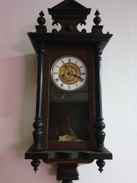 Стар Стенен часовник с латерна