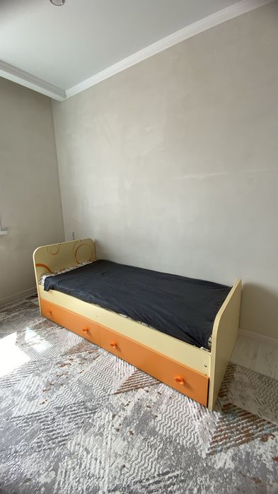 Детский гарнитур, стол и кровать